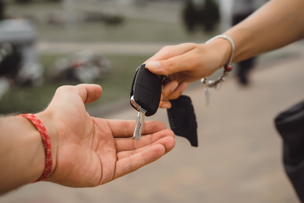 pass the key from the machine from hand to hand