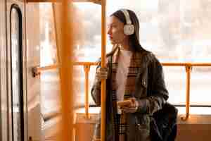 Бесплатное фото Пассажир слушает музыку в трамвае