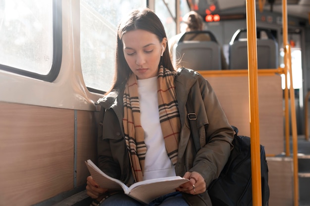 Пассажир читает и едет на трамвае
