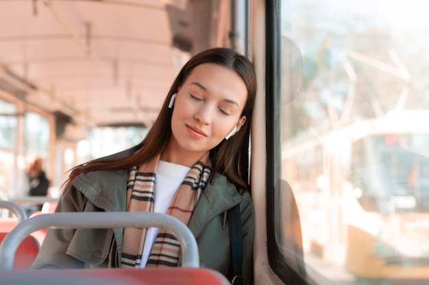 Бесплатное фото Пассажир, путешествующий по городу на трамвае