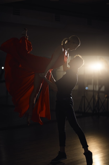 Foto gratuita coppia di danza della passione, salto della donna