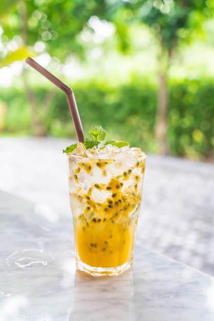 Free photo passion fruit soda mint