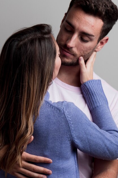 情熱的な美しいカップルがキス