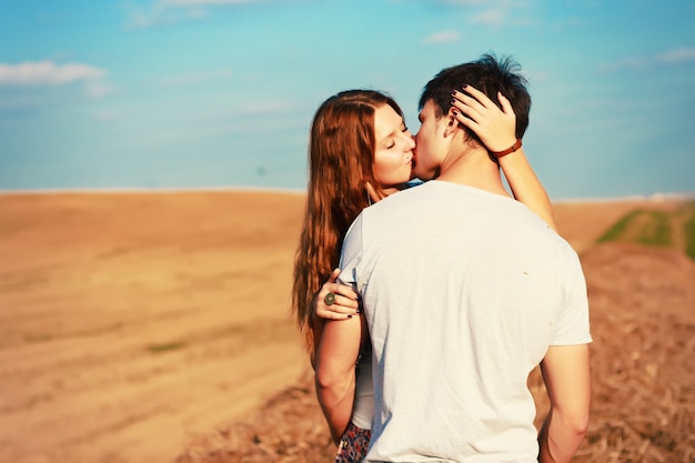草原で情熱的なカップルのキス