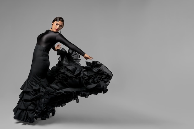 Foto gratuita ballerina di flamenco appassionata ed elegante