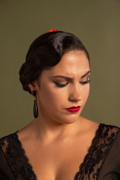 Foto gratuita ballerina di flamenco appassionata ed elegante
