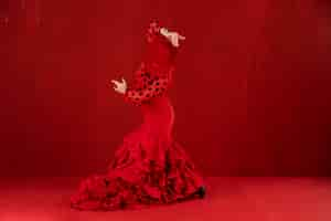 Foto gratuita ballerina di flamenco appassionata ed elegante