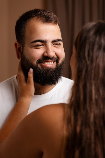 Foto gratuita momenti di tenerezza di coppia passionale plus size