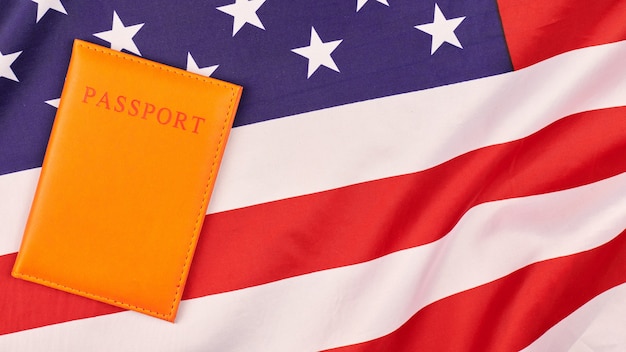 Паспорт на флаге соединенных штатов америки. национальный флаг сша, патриотический символ америки. концепция эмиграции.