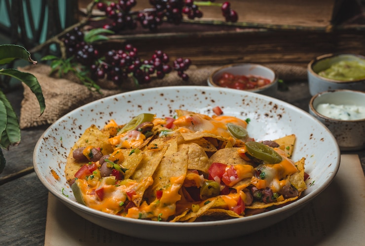 Free Photo pasta in cheddar sauce with vegetables.