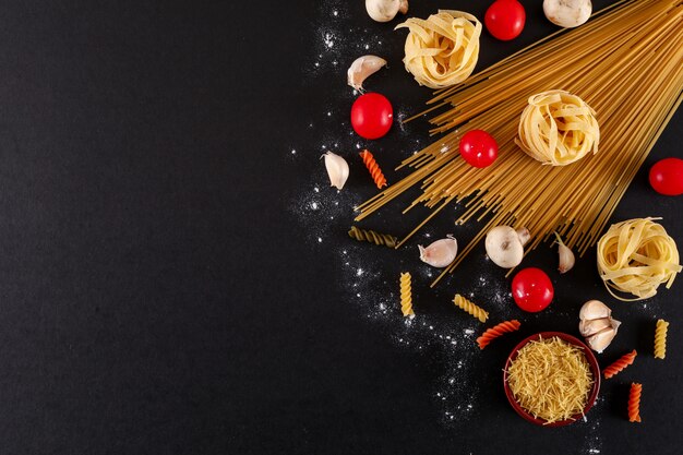 макароны черри томаты спагетти макароны чеснок вид сверху с копией пространства на черной поверхности