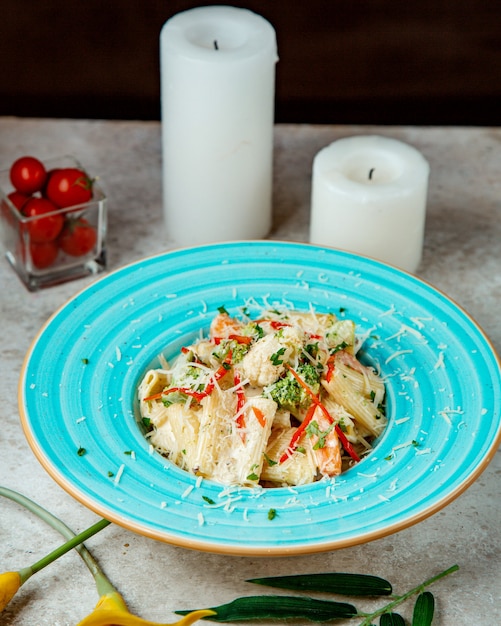 Foto gratuita pasta in salsa cremosa con broccoli e parmigiano grattugiato