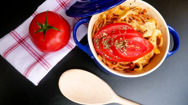 レストランのテーブルのパスタ料理