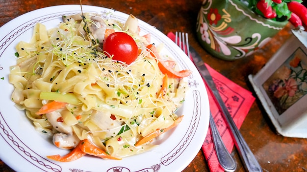 レストランのテーブルのパスタ料理