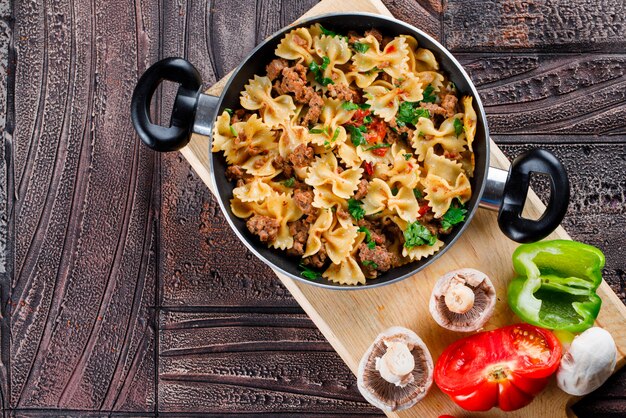 Pasta meal in pan with mushrooms, pepper, tomato