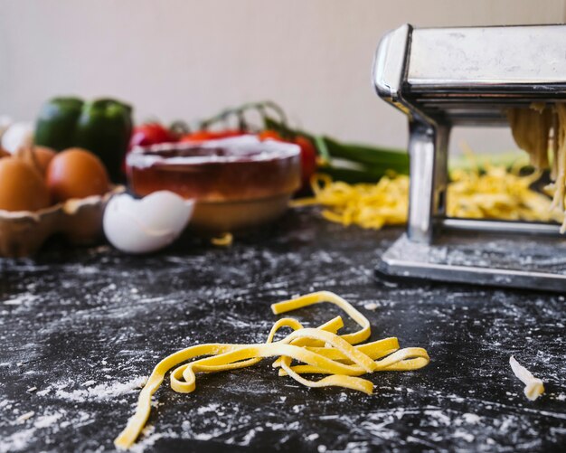 機械と食材の近くのパスタ