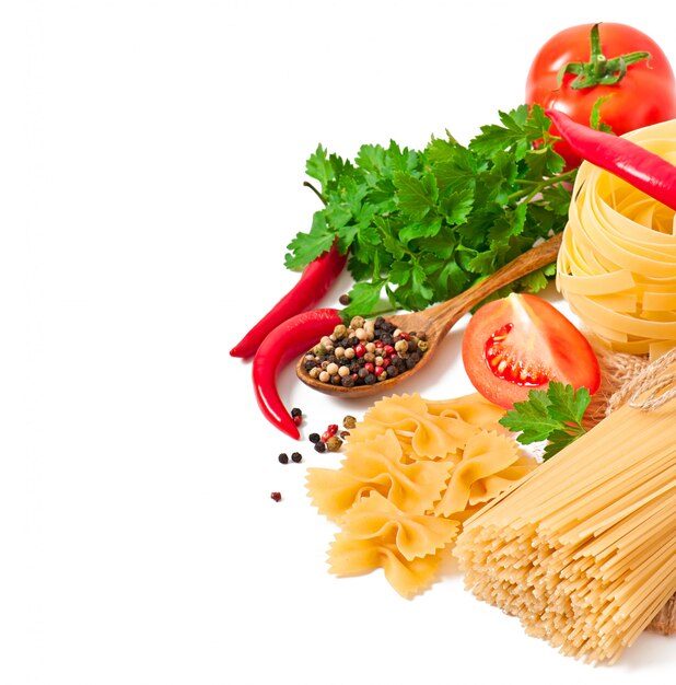 Макаронные изделия спагетти, овощи, специи, изолированные на белом