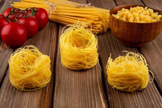 나무 테이블 토마토 chifferi linguini 측면보기에 파스타 tagliolini