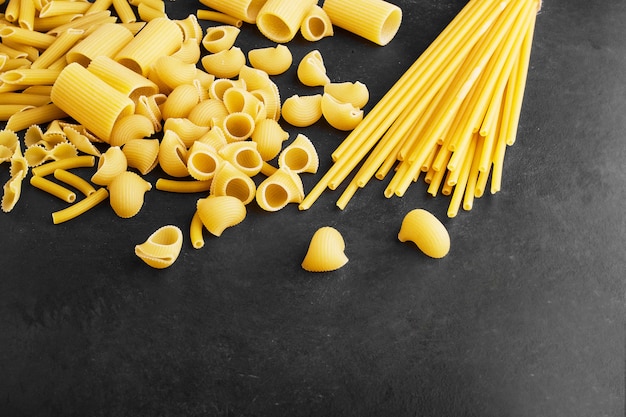 Foto gratuita varietà di pasta sul nero.