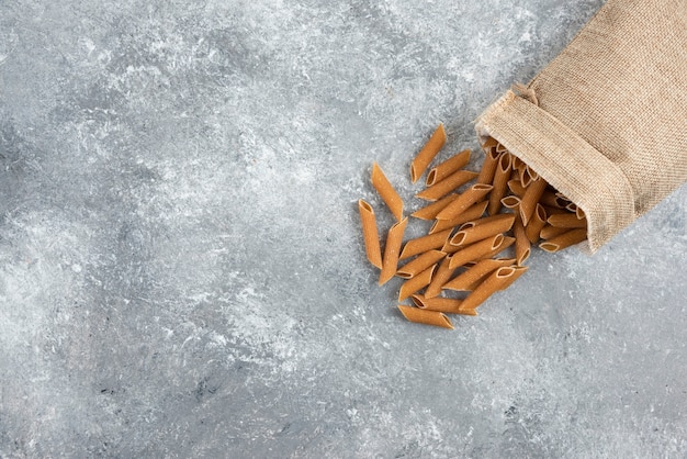 Foto gratuita varietà di pasta all'interno di tasche rustiche.