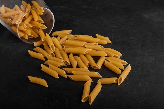 Varietà di pasta in bicchieri.