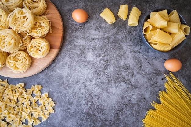 Cornice di varietà di pasta con uova