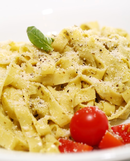 Free photo pasta with cheese and cherry tomato