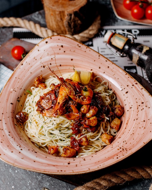 Foto gratuita pasta con gamberi, peperoni e pomodorini