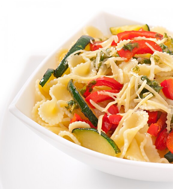 pasta with zucchini and sweet peppers with basil-garlic dressing