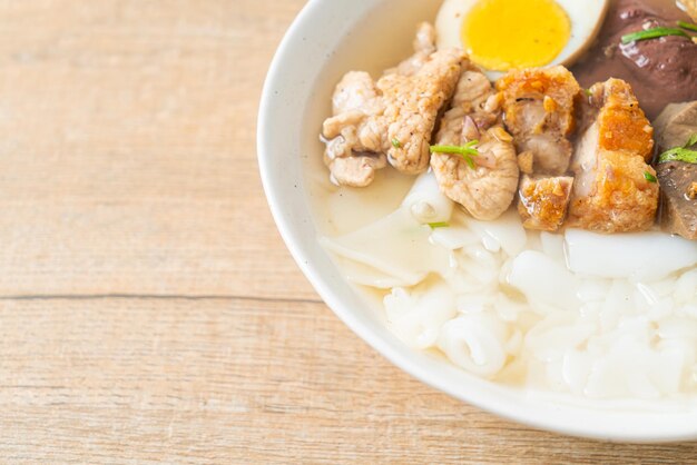 맑은 수프에 돼지고기를 넣은 쌀가루 또는 삶은 중국식 파스타 광장 - 아시아 음식 스타일