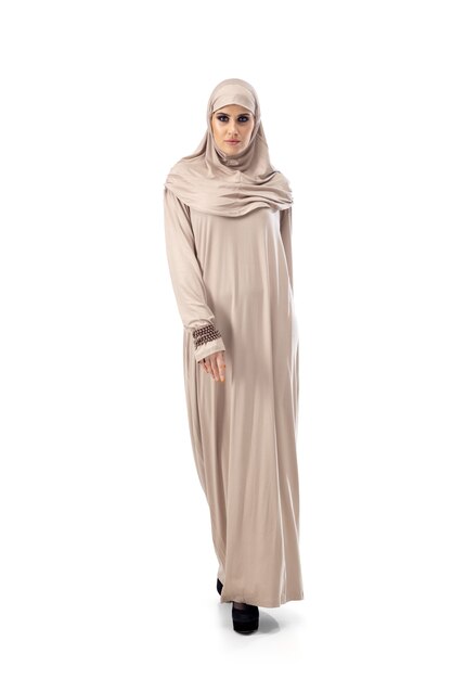 파스텔. 고립 된 세련 된 hijab에서 포즈 아름 다운 아랍 여자 패션, 뷰티, 스타일 개념. 트렌디 한 메이크업, 매니큐어 및 액세서리가있는 여성 모델.