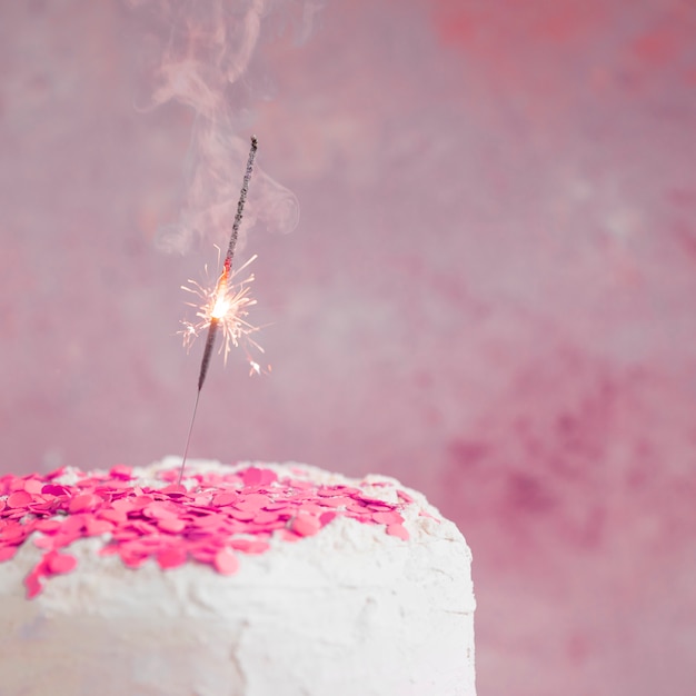 Foto gratuita torta di compleanno color pastello