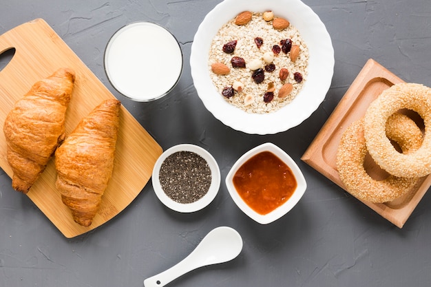 Foto gratuita pasticcini con marmellata di noci e avena