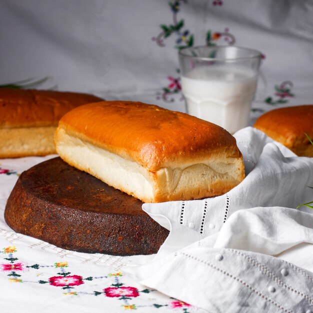 伝統的な刺繍でテーブルクロスに置かれたペストリーパン
