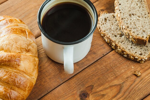 Кондитерские изделия и кофейная чашка на завтрак