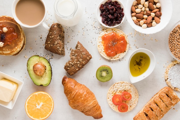 Foto gratuita mix di pasticceria con frutta e noci