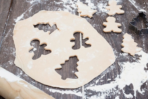 Pasticceria con taglio dell'albero di Natale e forme uomo