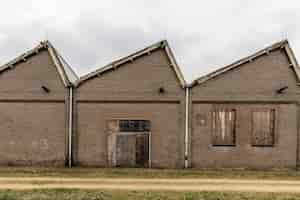 Free photo pathway near a brick building with a cloudy sky in the