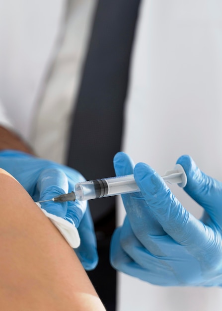 Бесплатное фото Пациенту проводится вакцинация врачом