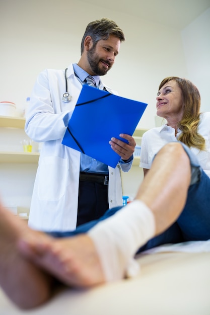 Foto gratuita paziente consultazione di un medico