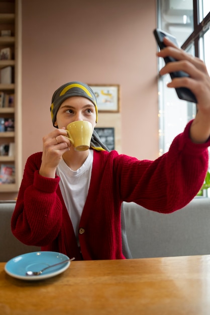 Free photo patient enjoying free time after chemotherapy treatment