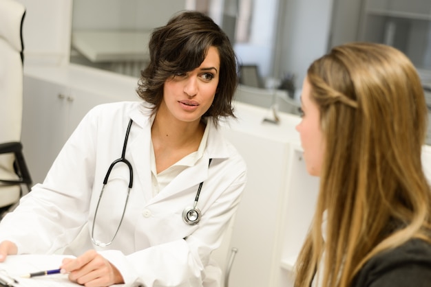 Patient explaining her pain to the doctor