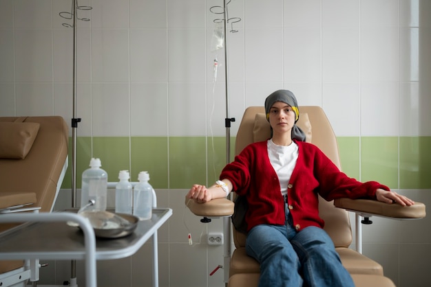 Foto gratuita paziente che riceve un trattamento chemioterapico