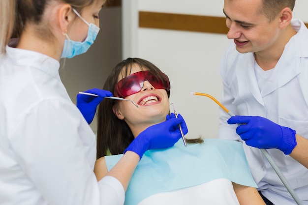 Foto gratuita paziente che ottiene procedura dal dentista