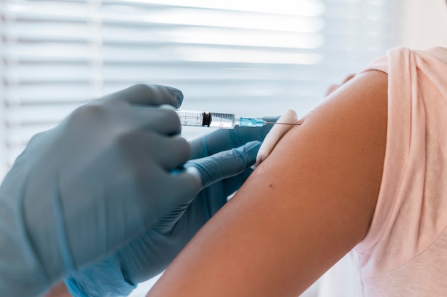 Free photo patient getting their vaccine