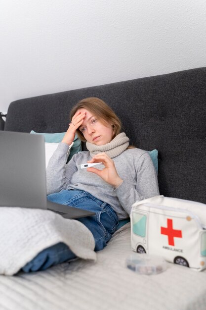 Foto gratuita paziente in teleconsulto con il medico