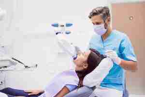 Free photo patient receiving a dental treatment