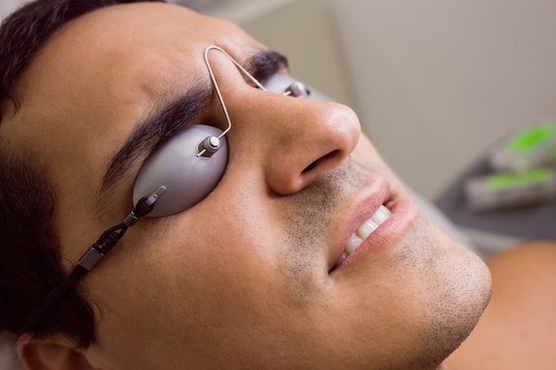 Пациент в защитных очках для лазера