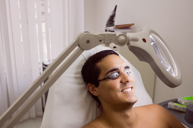Foto gratuita paziente che indossa occhiali di protezione laser