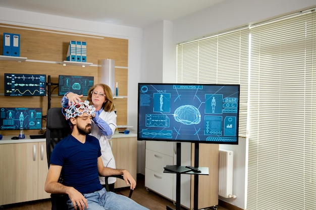 신경 센터에서 뇌 스캔 절차를 받고 있는 환자. 현대 연구실